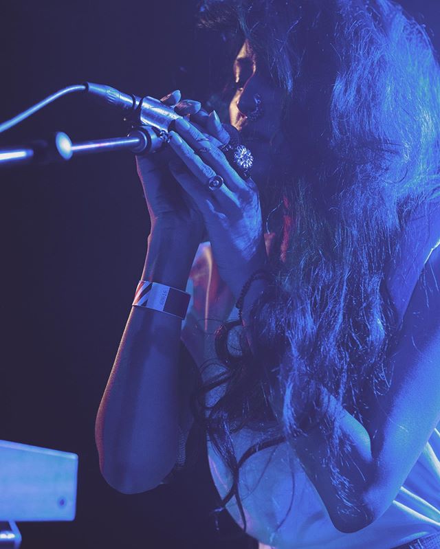 I've come down with a nasty chesty cough just in time for the performance at The Irish Society tonight. Guess it's finally time to honour my lip syncing chops this evening! 🤪
Photo by @jeffelstone 🖤
.
.
.
.
.