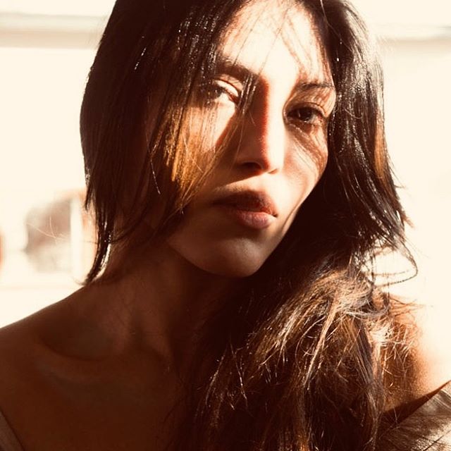 There are people out there in total isolation, with no partner, family, friends or pets living with them. Pick up the phone and call a friend today. Just a voice call : mind meeting soul meeting timbre.
And smile for that 🙃